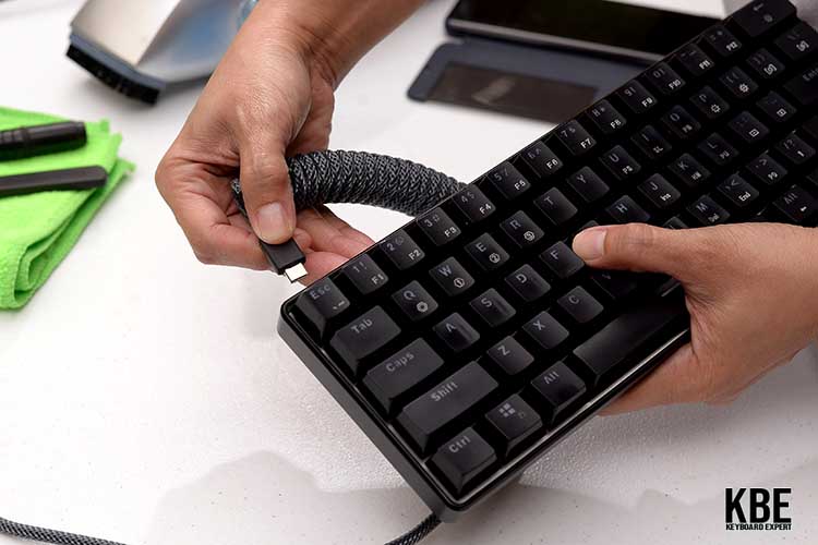 Detaching the cable before cleaning the mechanical keyboard