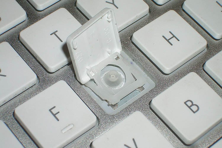 Apple MB110B/A — normal size scissor switch under one of the alphanumeric keys